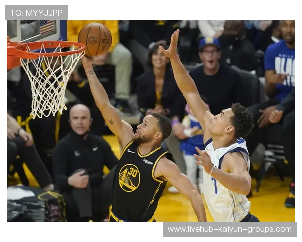 东契奇率队发动快速反击得分，独行侠节奏上升